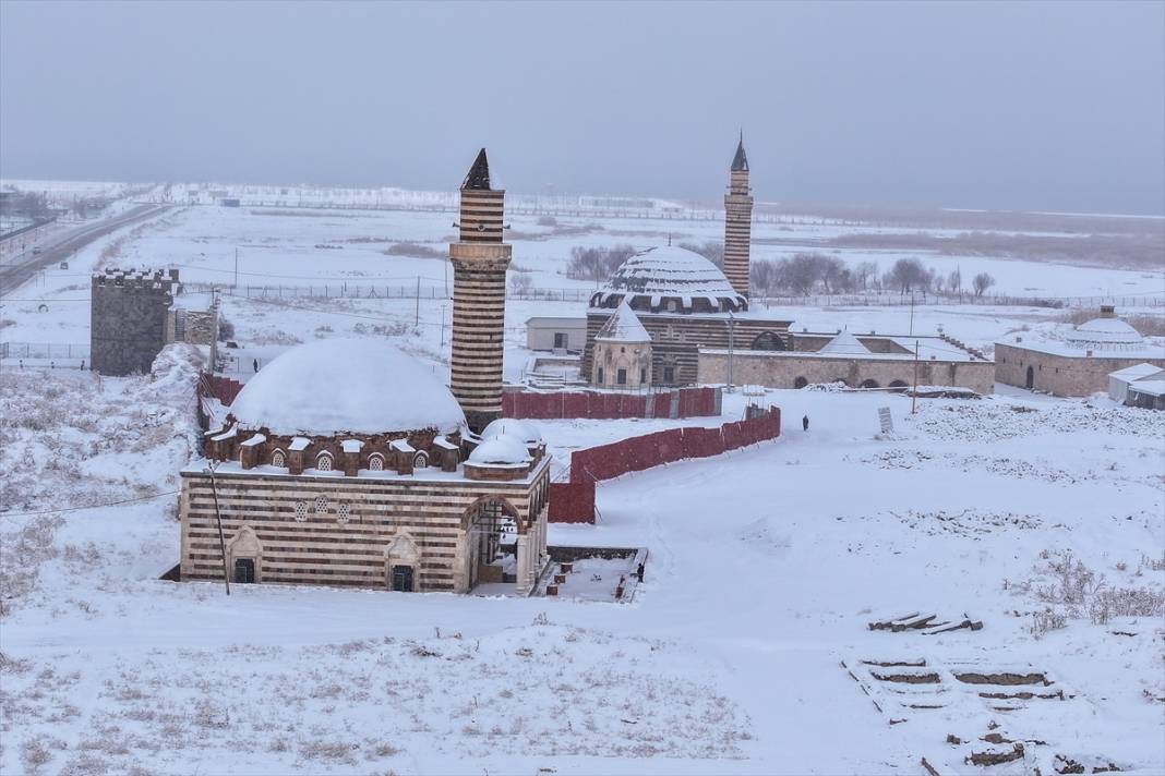 Tarihi yapılar karla kaplandı 19